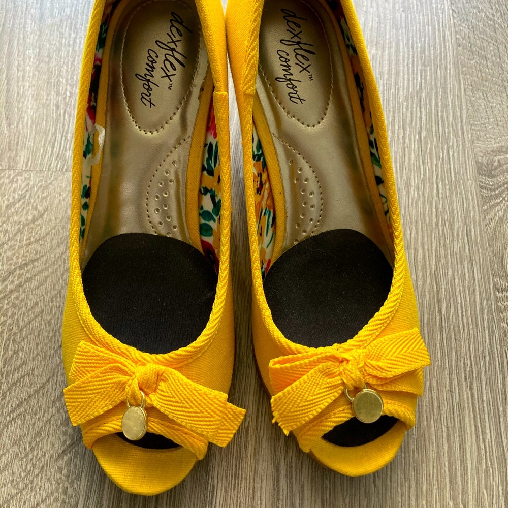 Yellow wedges w bow tie and ornament
